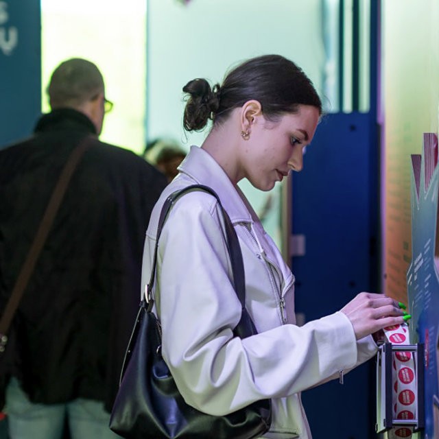 Frau in der Wanderausstellung zum Klimawandel von Archimedes Exhibitions