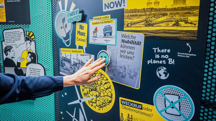 Wanderausstellung Helmut Schmidt "Challenging Democracy"