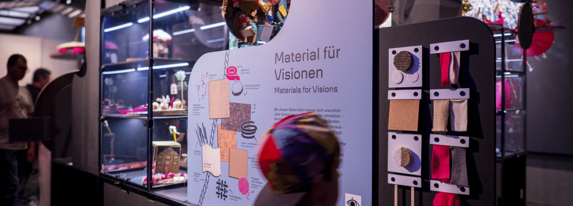 Materialboard an der Installation Shared Grounds