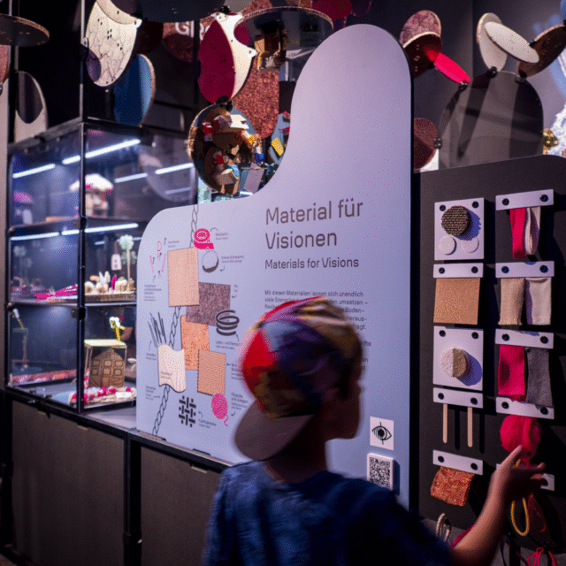 Materialboard an der Installation Shared Grounds